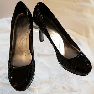 TAHARI BLACK PUMPS